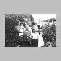 019-0008 Fuchshuegel 1936. Die Familie Skrey im Garten.jpg
